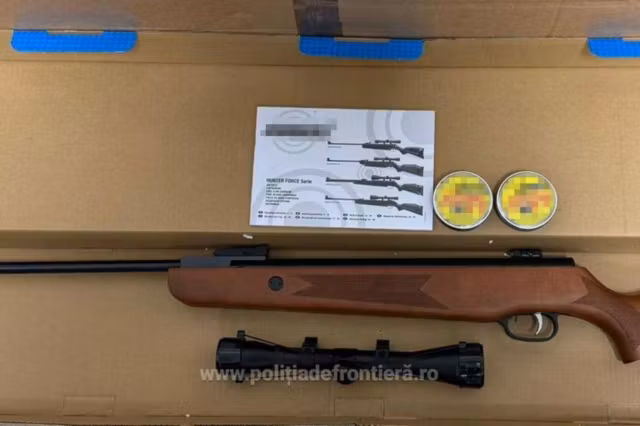 Descoperire șocantă pe Aeroportul din Cluj-Napoca. Polițiștii de frontieră au găsit o armă cu aer comprimat, o lunetă şi 1.000 de proiectile
