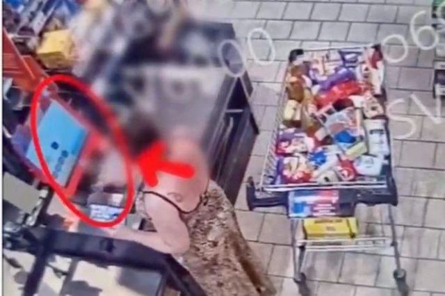 Tânără - reținută după ce a încercat să plece dintr-un supermarket cu produse de aproape 3.000 de lei fără să le plătească