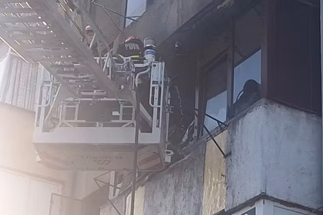 Incendiu într-un bloc din Slatina. O femeie a suferit mai multe arsuri pe mâini, iar 20 de persoane au fost evacuate 