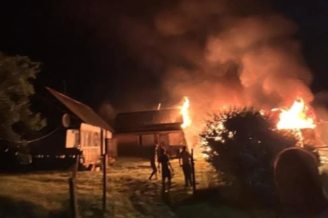 Incendiu de proporții într-o gospodărie din județul Suceava. O adolescentă de 15 ani a fost găsită carbonizată-FOTO/VIDEO