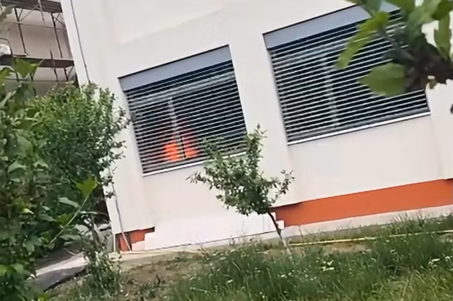  Incendiu la o școală gimnazială. Pompierii au intervenit urgent