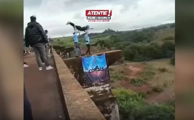 O tânără de 21 de ani a murit la bungee jumping. Instructorii au aruncat-o fără să-i lege coarda