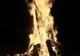 Pompierii au aprins un foc de câţiva metri şi au dansat în jurul lui 