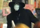 Michael Jackson a fost surprins la cumpărături în pijamale, cu masca chirurgicală pe faţă şi ascunzându-se sub o umbrelă 