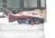 Un tânăr din Piatra Neamţ doarme la intrarea unui bloc, în frig
