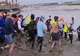 În Maldon, Anglia, 240 de persoane au participat la o cursă tradiţională în nămol 