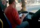 Şoferul surprins în timp ce conducea un microbuz vorbind la telefon şi cu coatele pe volan a demisionat