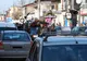 Circulaţie îngreunată din cauza maşinilor parcate neregulamentar