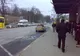 Taxiul care depășește coloana aflată la semafor