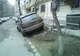 Parcarea unui jeep pe o stradă îngustă