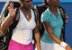 Un nou incident la Australian Open. Meciul de dublu al surorilor Williams a fost întrerupt de un spectator care a intrat pe teren