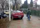 Cu maşina pe trotuar în faţa primăriei