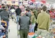 Cei mai mulţi români îşi cheltuiesc banii la cumpărături 
