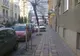 Maşina poliţiei parcată pe trotuar
