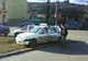 În localitatea Slatina, judeţul Olt, maşinile Poliţiei Comunitare sunt parcate pe spaţiul verde