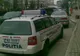 Un bărbat care a fotografiat două maşini de poliţie parcate neregulamentar a fost dus la secţie