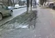 Un trotuar proaspăt amenajat, plin de noroi