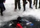 O echipă de intervenţie a scos două automobile din lacul Baikal, din Siberia 