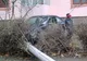 Stâlp prăbușit peste o mașină în Galați