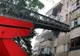 O femeie a sărit, cu doi copii, de la etajul unu al blocului în care locuiau, din cauza unui incendiu