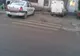 O maşină a poliţiei a fost parcată pe trotuar, exact lângă trecerea de pietoni