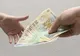 Salariul minim pe economie nu asigură un trai decent pentru români