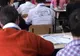 Patru liceeni sunt cercetaţi pentru vătămare corporală, după ce şi-au înţepat colegele cu ace şi compasuri