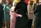 Michelle Obama a încălcat protocolul şi a îmbrăţişat-o pe regina Marii Britanii