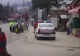 Maşina poliţiei din Buşteni parcată pe trotuar, în staţia de autobuz