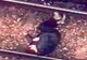 Un bărbat beat a scăpat cu viaţă după ce a adormit pe şina de tren