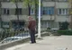 Bărbat care micţionează în plină stradă