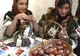 Meşterii populari din Bucovina, renumiţi pentru măiestria cu care încondeiază ouă