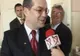 Premierul Emil Boc a împărţit cadouri bătrânilor dintr-un centru de îngrijire