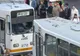 Un băiat a stat agăţat în spatele tramvaiului în timp ce acesta mergea