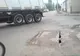 Şoferii îşi distrug maşinile în şosele pline de găuri