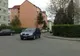 Logan parcat în mijlocul şoselei