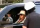 Jessica Alba flirtează cu poliţiştii