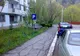 Maşină parcată pe spaţiul verde