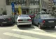 Maşin poliţiei parcată pe trecerea de pietoni