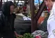Tanti Victoria vinde legumele din grădină într-o piaţă din Sibiu 