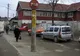 Strada cu stâlpul electric pe mijlocul drumului