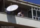 Deasupra falezei din Constanţa, un locatar îşi face pedichiura pe balcon