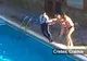 O poliţistă a fost aruncată în piscină 