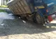 Camion în groapă pe strada Crinului din comuna Roşu