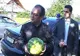 Boc a cumpărat roşii, pepeni şi cireşe de la ţăranii care vindeau pe marginea drumului 