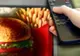 Spoturile TV la produse alimentare contribuie la răspândirea obezităţii, arată un studiu american
