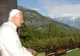 Papa Benedict a fost operat la încheietura mâinii drepte