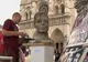 Un artist francez a realizat o sculptură din lut a lui Michael Jackson chiar în faţa Catedralei Notre Dame