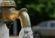 Localnicii din Covaci, jud. Timiş, nu pot folosi apa din reţea pentru că este plină de mâl, viermi şi rugină