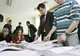 Mai multe persoane au blocat accesul la o secţie de votare din Moldova 